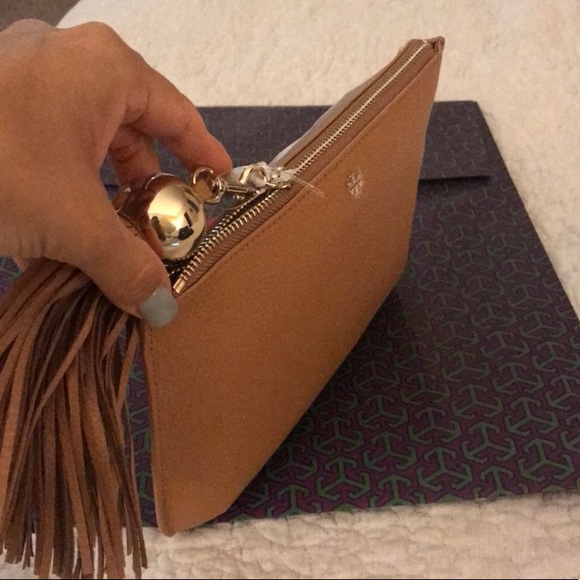 New Authentic Tory Burch Tassel crossbody - Picture 3 of 8